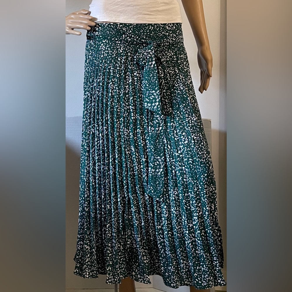 Skies are Blue Medium M Med Pleated Skirt